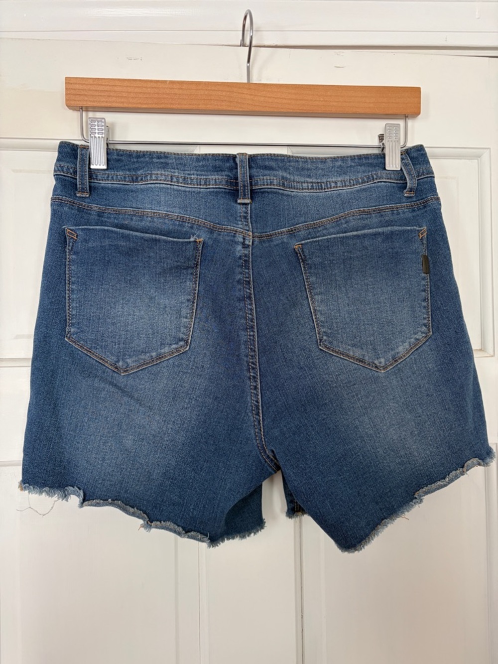 1822 Denim Women's Medium Blue Raw Hem Jean Shorts - Picture 3 of 4